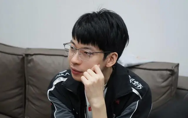 div, 另一边 div, 另一边